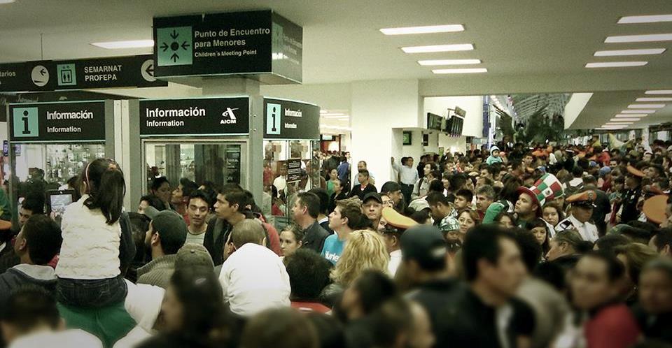 Crowd-awaiting-the-arrival-of-the-Mexican-team-today-at-Mexico-City-airport