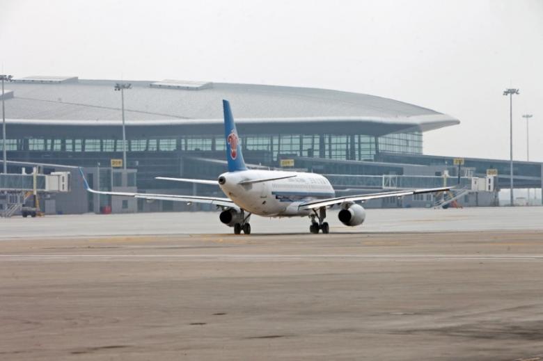 FILE PHOTO: A China Southern Airlines airplane arrives at the newly-built terminal 2 building at Tianjin airport, August 28, 2014. REUTERS/Stringer