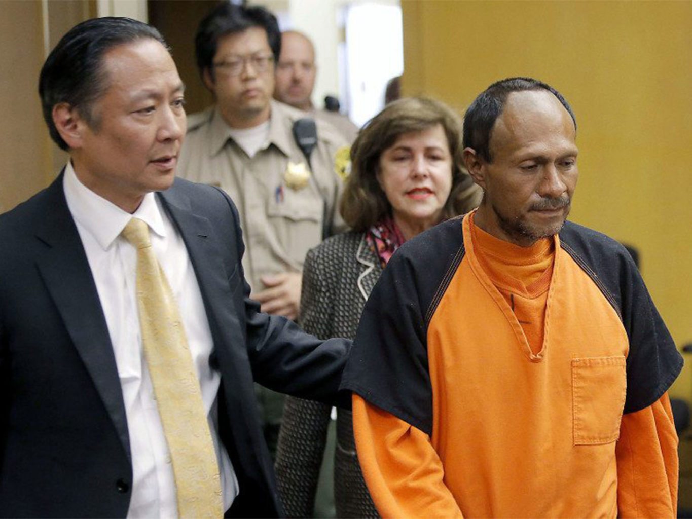 Juan Francisco Lopez Sanchez, right, is lead into the courtroom by San Francisco Public Defender Jeff Adachi, left, and Assistant District Attorney Diana Garciaor for arraignment on July 7, 2015. (Michael Macor/2015 San Francisco Chronicle via Pool)