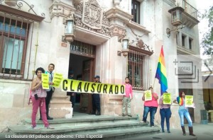 Gay Community of Guanajuato "closes" doors of the government palace (Photo: Proceso)