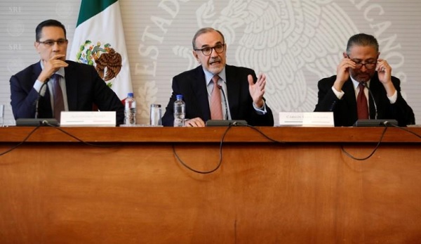 Carlos Manuel Sada Solana (C), Mexico's Deputy Foreign Minister for North America, speaks at a news conference about the case of Ruben Cardenas Ramirez, a Mexican sentenced to death in the state of Texas, U.S., next to Jacob Prado (R), General Director of Protection of Mexicans Abroad at the Ministry of Foreign Affairs, and Alejandro Alday (L), Legal Consultant of the Mexican Foreign Ministry at the Secretariat of Foreign Affairs (SRE) in Mexico City, Mexico, November 6, 2017. REUTERS/ Edgard Garrido