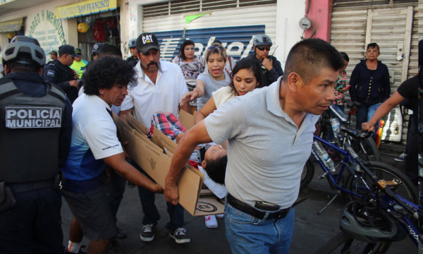 A three-year-old child had to wait more than 30 minutes to receive medical attention from paramedics of the Cruz Roja after bein hit by a van in the downtown area of the city. (Photo: am.com.mx)