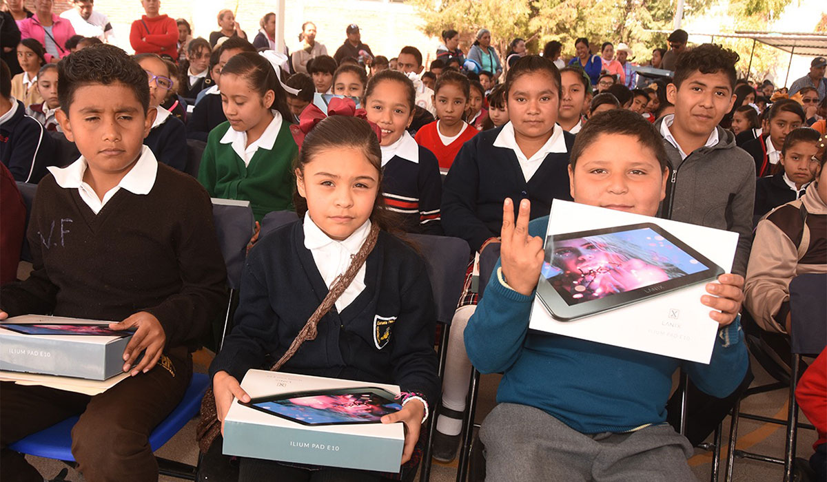 SMA students get tablets for their good grades (Photo: periodicocorreo.com.mx)